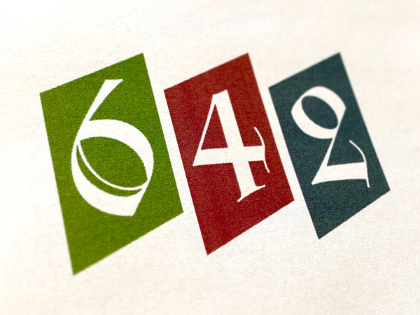 Die Zahlen 6, 4 und 2 im musealen Corporate Design als weiße Ziffern auf schrägen rechteckigen Flächen in Grün, Rot und Dunkelgrau (von links nach rechts).