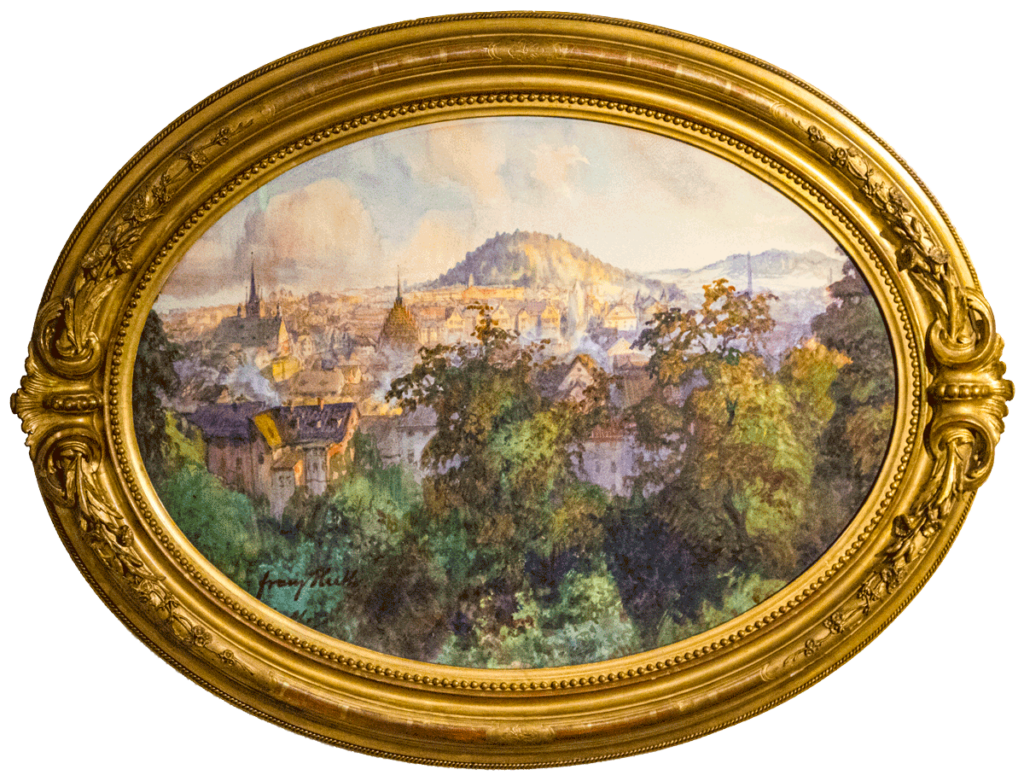 Aquarell-Gemälde im originalen ovalen Goldrahmen mit einer Stadtansicht von Pößneck, welche von Bäumen im Vordergrund und von den Hügeln der Altenburg im Hintergrund umgeben ist. Das Gemälde stammt von dem Pößnecker Ehrenbürger Prof. Franz Huth.
