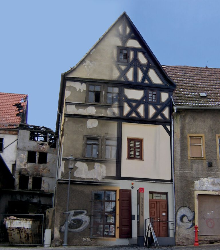 Plakat zur Jubiläumsausstellung anlässlich des 10. Museumsgeburtstages. Fiktive Darstellung mit sichtbaren Renovierungsunterschieden an der Fassade des Fachwerkhauses am Klosterplatz 6. Die linke Seite zeigt die verfallene Erscheinung vor der Sanierung, die rechte Seite die aktuelle Ansicht des Einganges mit neuem Anstrich nach der Restaurierung.